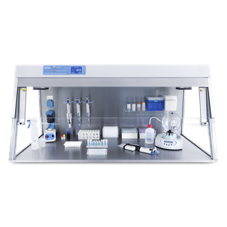 Қара дивандағы әдемі аққұбаның порно кастингі