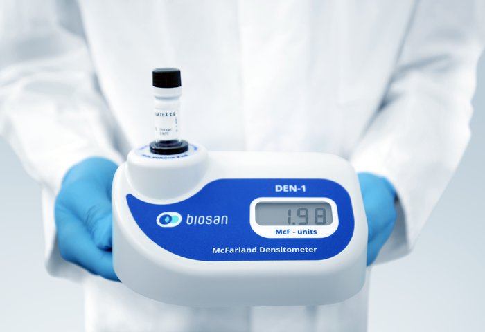 Biosan DEN-1 McFarland densitometer holded in hands